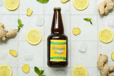 Taze zencefilli bira, nane şekeri, limon dilimleri ve arka planda buz küpleriyle kompozisyon