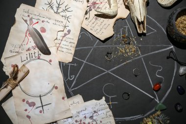 Cadıların sihirli özellikleri, koyu arkaplanda çizilmiş pentagramdır.