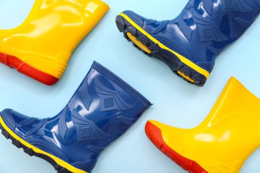 Mavi arkaplanda farklı çizmeler