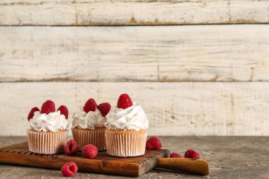 Lezzetli ahududulu çörekler ve masada taze böğürtlenler.
