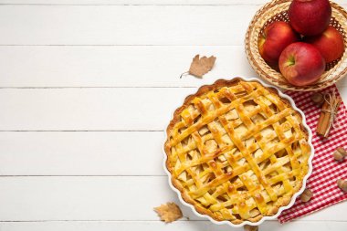 Lezzetli elmalı turta ve beyaz ahşap arka planda tarçınlı fırın yemeği.