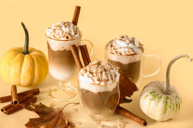 Sarı arka planda tarçınlı ve bademli balkabaklı latte.