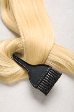 Beyaz arkaplanda fırça ve sarı iplik