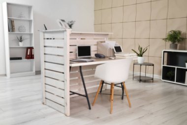 Resepsiyonlu modern kliniğin içinde.