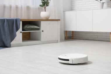 Modern robot süpürgesi evde yerde.