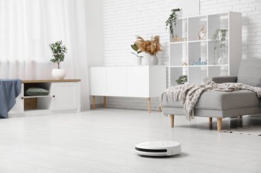 Modern robot süpürgesi evde yerde.