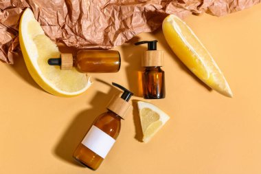 Bej arka planda kozmetik ürünleri ve pomelo parçaları, yakın plan.