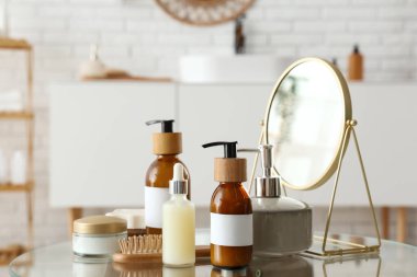 Kavanoz, kozmetik ürünler ve banyoda ayna, yakın plan.