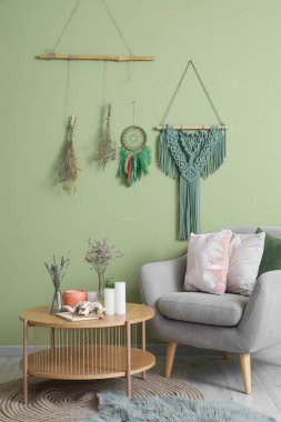 Büyülü özellikleri olan cadı odasının içi, masa ve koltuk.