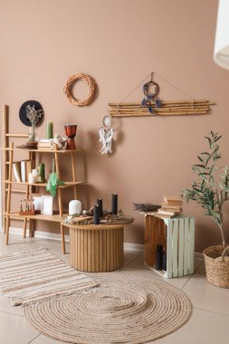 Büyülü özellikleri, raf ünitesi ve masası olan bir cadı odası.