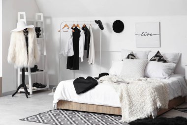 Modern yatak odasının şık iç dekorasyonu, elbise askılığı ve mankeni var.