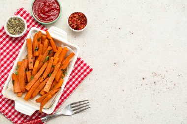 Pişmiş patates, sos ve hafif grunge arkaplanda bitkilerle pişirme yemeği.