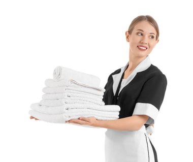 Beyaz arka planda havluları olan güzel oda hizmetçisi.