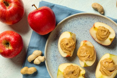 Fındık ezmeli ve fıstık ezmeli lezzetli elma dilimleri.