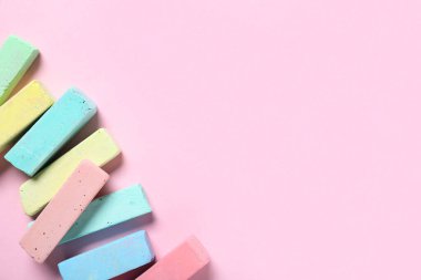 Pembe arkaplanda renkli tebeşirler