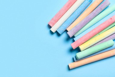 Mavi arkaplanda renkli tebeşirler