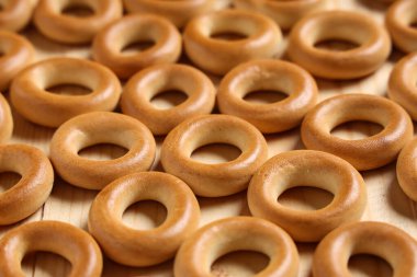 Hafif ahşap arka planda lezzetli simitler