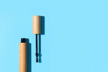 Mavi arkaplanda siyah rimel