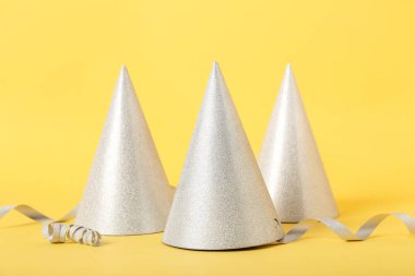 Güzel parti şapkaları ve sarı arka planda yılan.