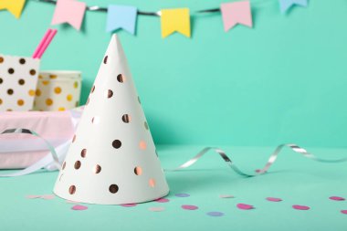 Parti şapkası, hediye kutusu ve renk arkaplanı dekoru