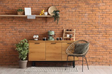 Modern kahve makinesi, bir fincan espresso ve mutfaktaki masada tabaklar.