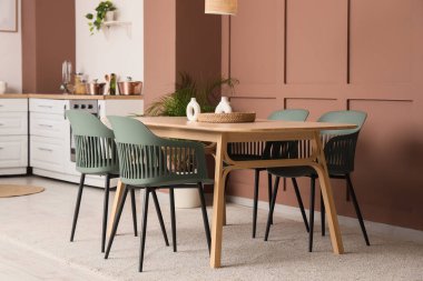 Ahşap yemek masası ve şık mutfaktaki sandalyeler.