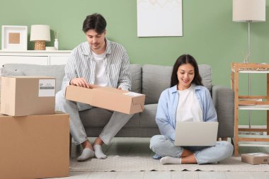 Evde dizüstü bilgisayar kullanan bir çift.