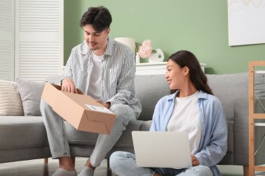 Evde dizüstü bilgisayar kullanan bir çift.