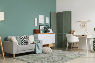 Dolabında kanepe, çalışma alanı ve retro radyo olan şık bir oturma odası.