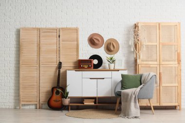 Gitarlı, vinil diskli ve retro radyolu şık bir oda.