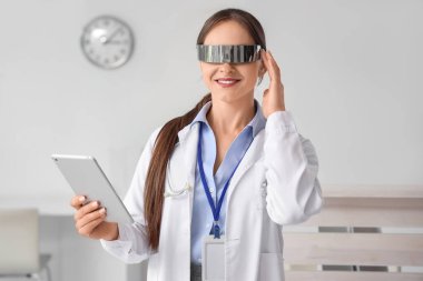 Hastanede tablet bilgisayarlı gözlüklü kadın doktor.