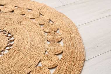 Güzel hasır halı yerde, yakın plan.