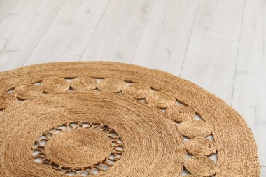 Hasır halı yerde, yakın plan.