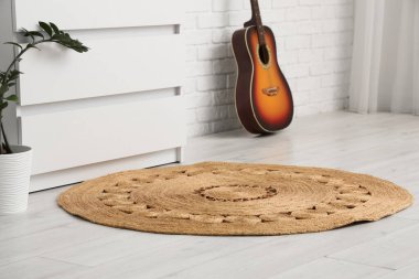 Çekmecelerin yanındaki hasır halı.