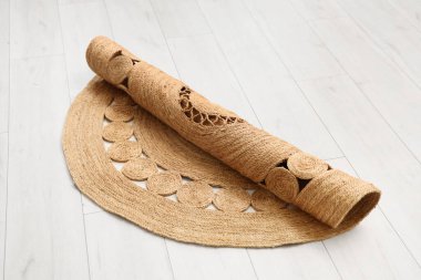 Yerde yuvarlanmış hasır halı var.