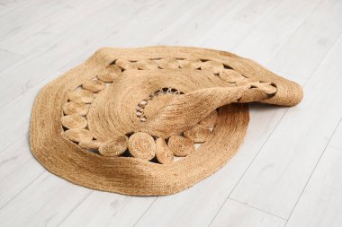 Yere buruşmuş hasır halı.