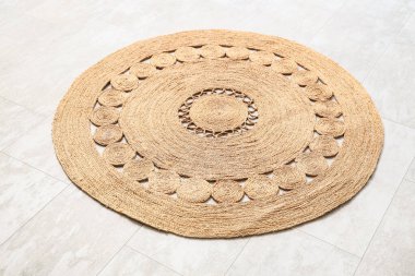 Yerdeki hasır halı çok şık.