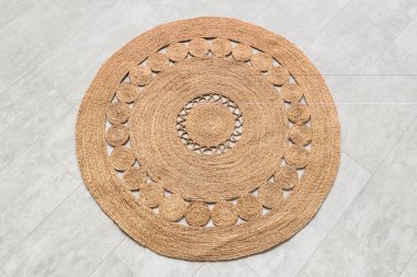 Zeminde hasır bir halı, üst manzara.