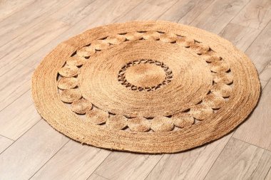 Ahşap zeminde hasır halı