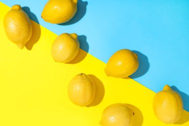 Renkli arka planda taze olgun limonlar