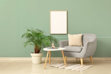 Gri koltuklu, çiçekli ve kahve masalı şık bir oturma odası.