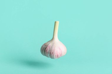 Turkuaz arka planda taze sarımsak.