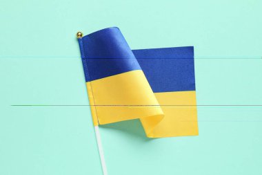 Turkuaz arka planda Ukrayna bayrağı