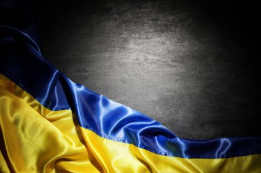 Siyah grunge arkaplanda Ukrayna bayrağı