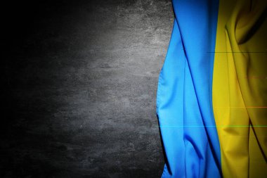 Siyah grunge arkaplanda Ukrayna bayrağı