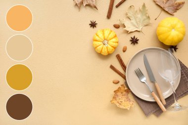 Taze balkabakları, yıldız anason, tarçın, badem fıstığı ve kahverengi arka planda sonbahar yapraklarıyla güzel bir masa.