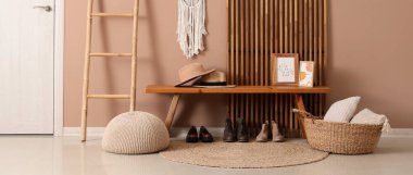 Ahşap banklı, katlanır ekran ve merdivenli koridorun içi.