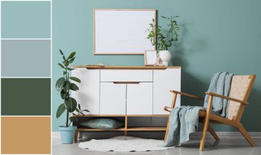 Oturma odasının içindeki nane duvarının yanındaki çekmeceler ve koltuklar. Farklı renk desenleri