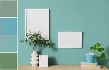 Kitaplarla dolu bir masa, nane duvarının yanında saksı ve vazo. Farklı renk desenleri  