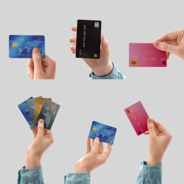 Gri arka planda kredi kartı olan birçok kişi